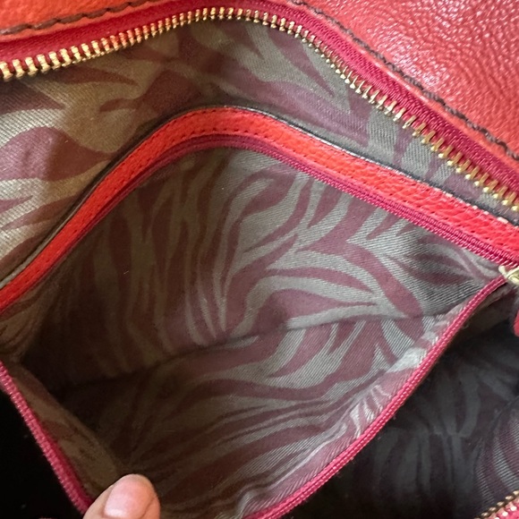 Red leather Antonio Melani large zippered satchel handbag - Picture 7 of 10